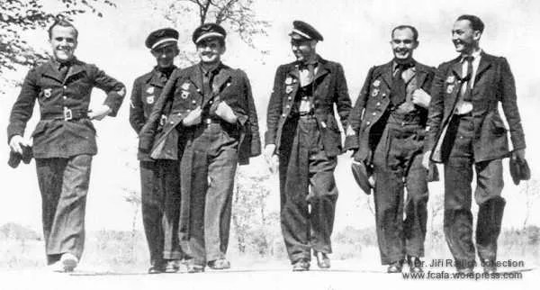 Skupina čs. letců během výcviku ve Francii, Josef Bernat třetí zleva