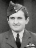 Portrét Josefa Bernata v uniformě RAF