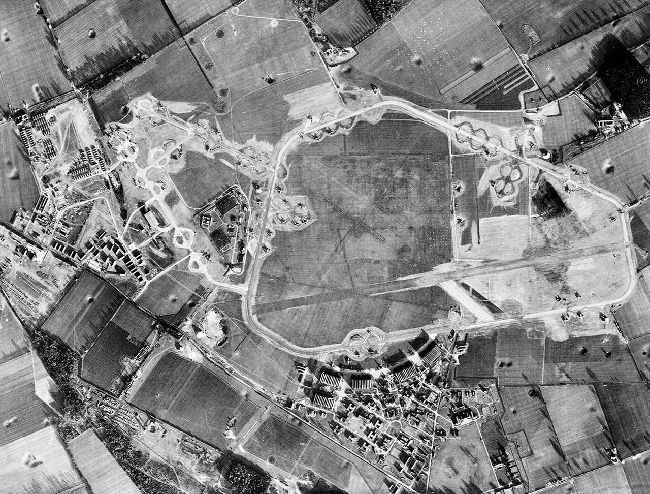 Letecký snímek základny RAF Honington, 1944