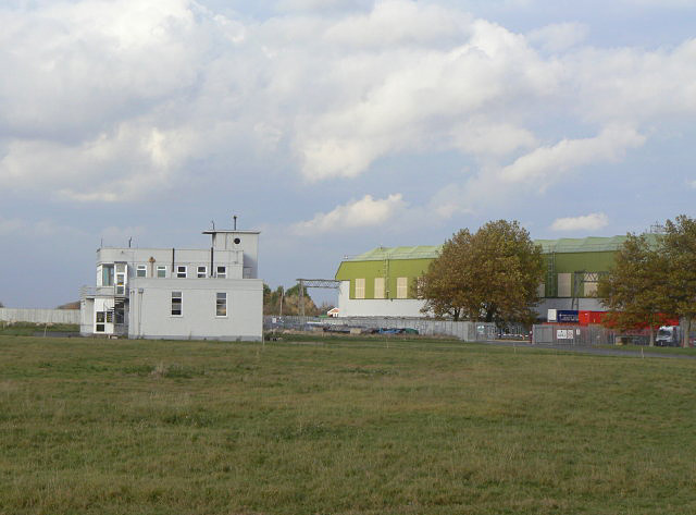 Řídicí věž a hangáry bývalé RAF Newton