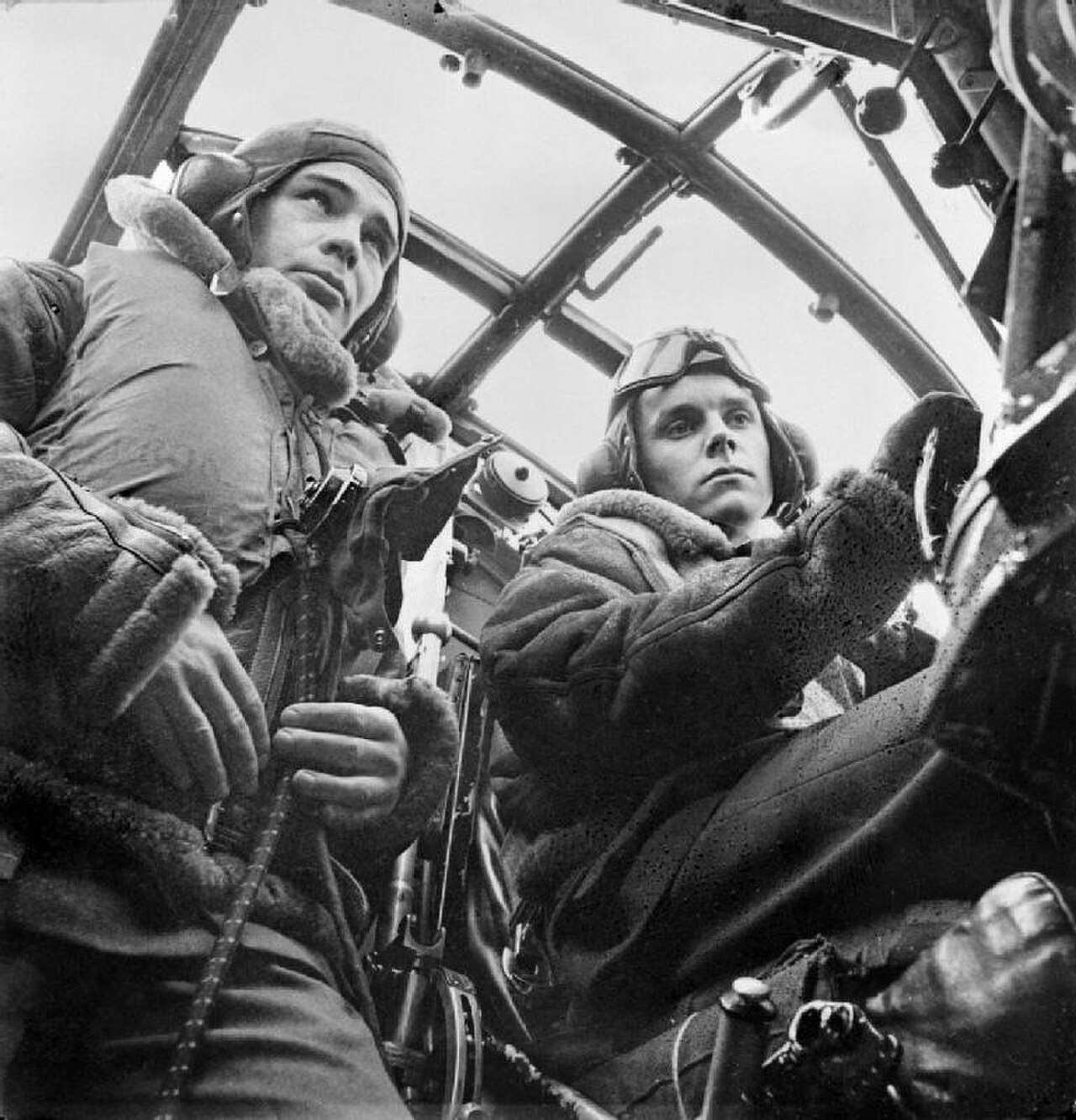 Pilot a druhý pilot v kokpitu Wellingtonu